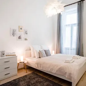 Comfy, Renewed 3 Bedroom In Center Apartment